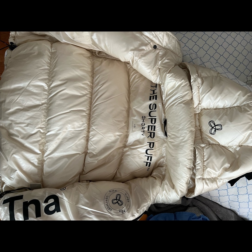 COPY - Aritiza super puffer (SHORTY) cropped jacket in cream - Picture 3 of 3